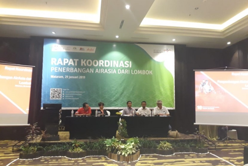 Dinas Pariwisata NTB menggelar rapat koordinasi bersama AirAsia Indonesia dan pelaku wisata terkait rencana pembukaan sejumlah rute baru di Hotel Astoria, Mataram, NTB, Selasa (29/1).