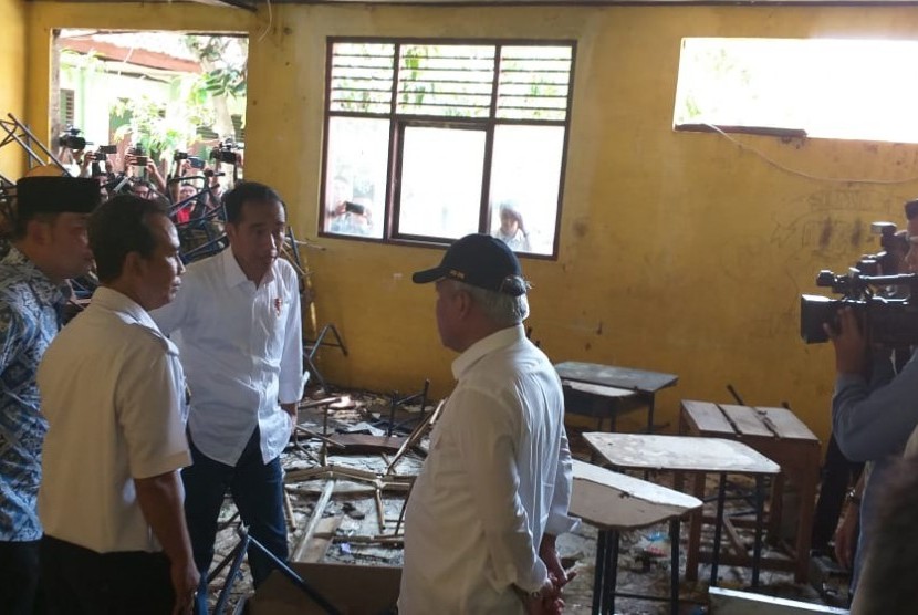 Presiden Jokowi mengunjungi SMPN 1 Muara Gembong, Bekasi, Jawa Barat yang sebagian bangunannya rusak parah, Rabu (30/1). 
