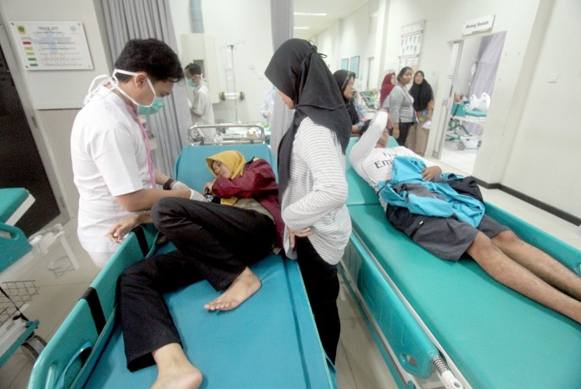 Petugas kesehatan memberikan penanganan medis kepada pasien penderita Demam Berdarah Dengue 