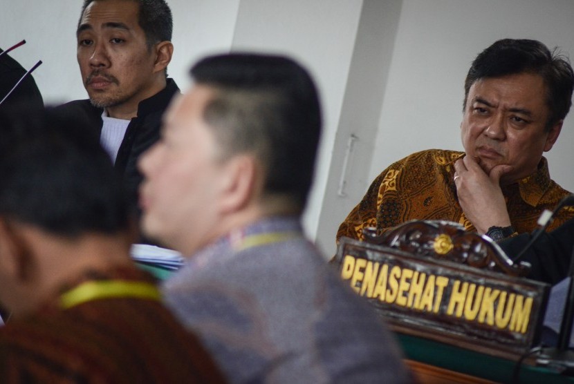 Terdakwa kasus dugaan suap perizinan Meikarta Billy Sindoro (kanan) mendengarkan keterangan saksi saat menjalani sidang lanjutan di Pengadilan Tipikor, Bandung, Jawa Barat, Rabu (30/1/2019).