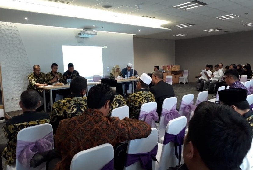 Anggota Serikat Penyelenggara Umrah Haji Indonesia (SAPUHI) menggelar rapat Pleno. Rapat menyampaikan laporan keuangan dan membahas isu terkini di Muamalat Tower lt 19. Kamis (31/).