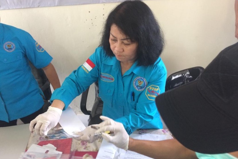 Kepala BNN Kota Tangsel AKBP Stince Djonso menunjukkan barang bukti tisu basah yang mengandung ganja cair di Kantor BNN Kota Tangsel, Kamis (31/1)