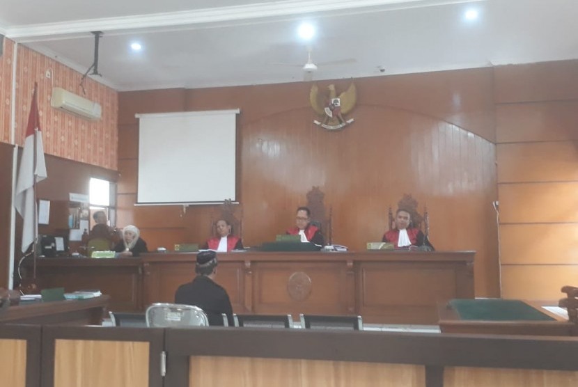 Kepala Desa Mangunharja, Opan Sopian di Kabupaten Bandung divonis bersalah oleh majelis hakim Pengadilan Bale Bandung karena mengkampanyekan salah seorang calon legislatif DPRD Kabupaten Bandung, Kamis (31/1). Yang bersangkutan divonis 3 bulan berjalan dengan hukuman percobaan selama 6 bulan.