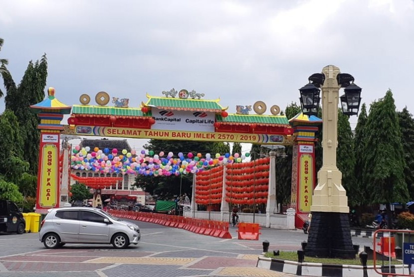Ratusan lampion serta gapura perayaan Tahun Baru Imlek 2570/2019 telah terpasang di jembatan depan Pasar Gede Solo.