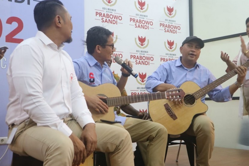 Calon wakil presiden (cawapres) nomor urut 02 Sandiaga Salahuddin Uno menyanyikan lagu Dewa 19 berjudul Hadapi Dengan Senyuman tribute to Ahmad Dhani di Media Center Prabowo-Sandi, Kebayoran Baru, Jakarta, Kamis. 