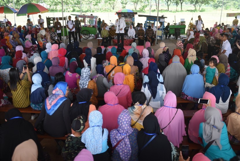 Sosialisasi pogram Mekaar. Ratusan warga Desa Sukabakti, Kecamatan Tarogong Kidul, Kabupaten Garut, tiba-tiba tercatat sebagai debitur di PT PNM.
