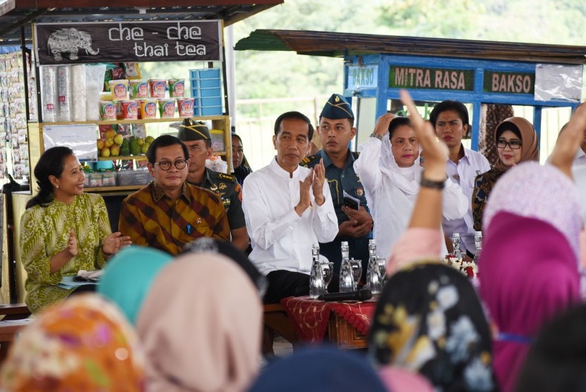 Presiden Joko Widodo (tengah) berdialog dengan nasabah Program Membina Ekonomi Keluarga Sejahtera (Mekaar) PT Permodalan Nasional Madani (PNM) di Lapangan Cepoko, Panekan, Magetan, Jawa Timur, Jumat (1/2/2019).