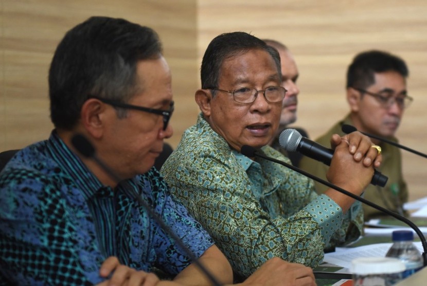 Menko Perekonomian Darmin Nasution (kedua kiri) menyampaikan keterangan usai rapat koordinasi tentang kelapa sawit dan keanekaragaman hayati di Kantor Kemenko Perekonomian di Jakarta, Senin (4/2/2019).