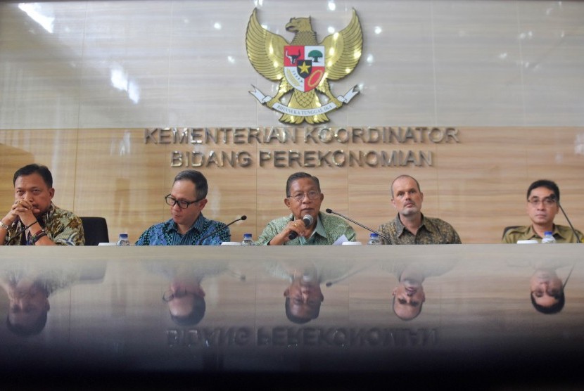 Menko Perekonomian Darmin Nasution (tengah) menyampaikan keterangan usai rapat koordinasi tentang kelapa sawit dan keanekaragaman hayati di Kantor Kemenko Perekonomian di Jakarta, Senin (4/2/2019).