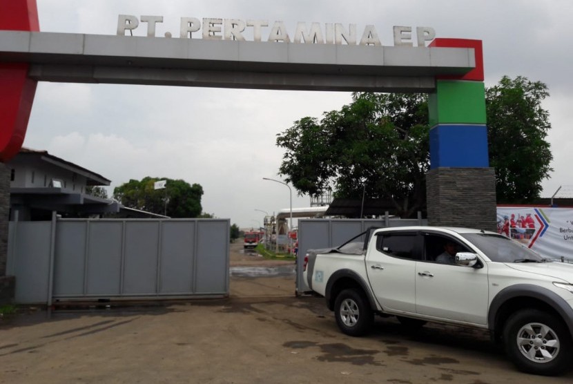 Sebuah mobil keluar dari area MGS Pertamina EP Aset 3 di Desa/Kecamatan Balongan, Kabupaten Indramayu, Senin (4/2). Kebakaran sempat melanda area itu pukul 09.40 WIB dan berhasil dipadamkan pukul 10.15 WIB.