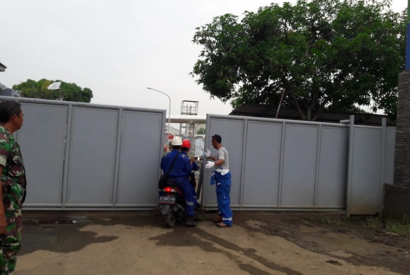 Sebuah mobil keluar dari area MGS Pertamina EP Aset 3 di Desa/Kecamatan Balongan, Kabupaten Indramayu, Senin (4/2). Kebakaran sempat melanda area itu pukul 09.40 WIB dan berhasil dipadamkan pukul 10.15 WIB.