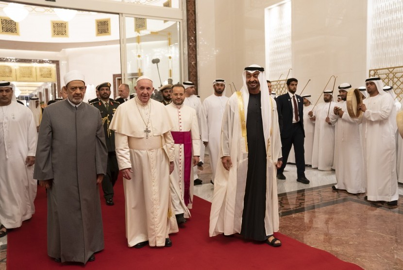 Paus Fransiskus (tengah) berjalan bersama Pangeran dan Wakil Panglima Uni Emirat Arba Sheikh Mohamed bin Zayed Al Nahyan (keenam kanan) dan Imam Besar masjid Al Azhar Al Sharif (kedua kiri), setibanya di Abu Dhabi, Uni Emirat Arab, Minggu (3/2/2019). 