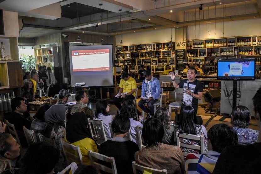 Musisi sekaligus anggota DPR Anang Hemansyah (kedua kanan), didampingi penyanyi Glenn Fredly (tengah) menghadiri diskusi terkait RUU Permusikan di Jakarta, Senin (4/2/2019).