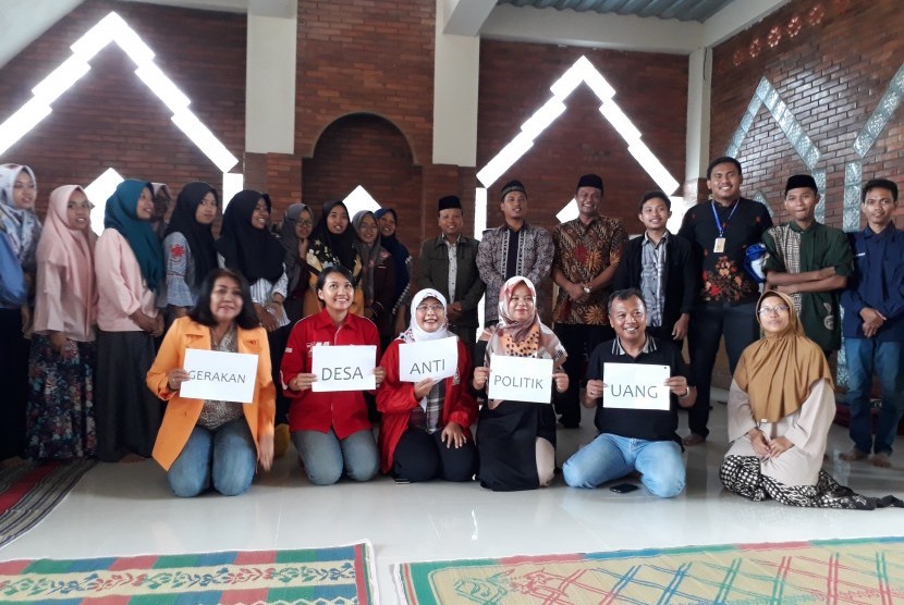 Sarasehan Desa, Pemilu dan Politik Uang di Pondok Pesantren  Barokah Kalimasada, Sleman, DIY, Selasa (5/2).