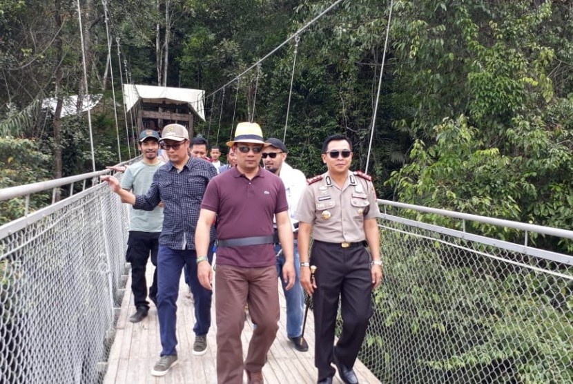 Gubernur Jawa Barat Ridwan Kamil mempromosikan wisata alam seperti jembatan gantung di Kabupaten Sukabumi dan wisata kuliner di Kota Sukabumi Senin (5/2). Hal ini dilakukan untuk menjadikan Jabar juara di bidang wisata
