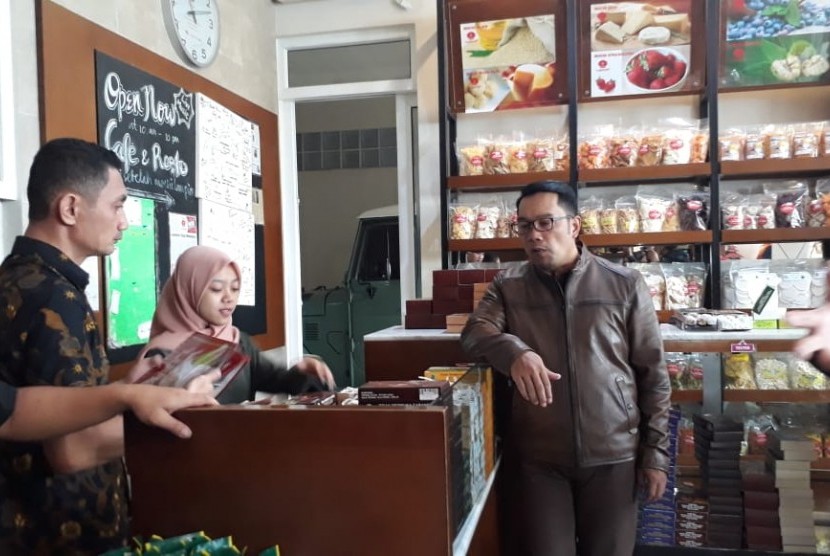 Gubernur Jawa Barat Ridwan Kamil mempromosikan wisata alam seperti jembatan gantung di Kabupaten Sukabumi dan wisata kuliner di Kota Sukabumi Senin (5/2). Hal ini dilakukan untuk menjadikan Jabar juara di bidang wisata