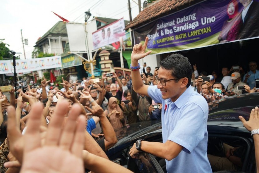 Cawapres Sandiaga Uno kembali berkunjung ke Solo dalam safari politiknya. Kali ini dia menyapa emak-emak di Kampung Batik Laweyan, Solo, Selasa (5/2).