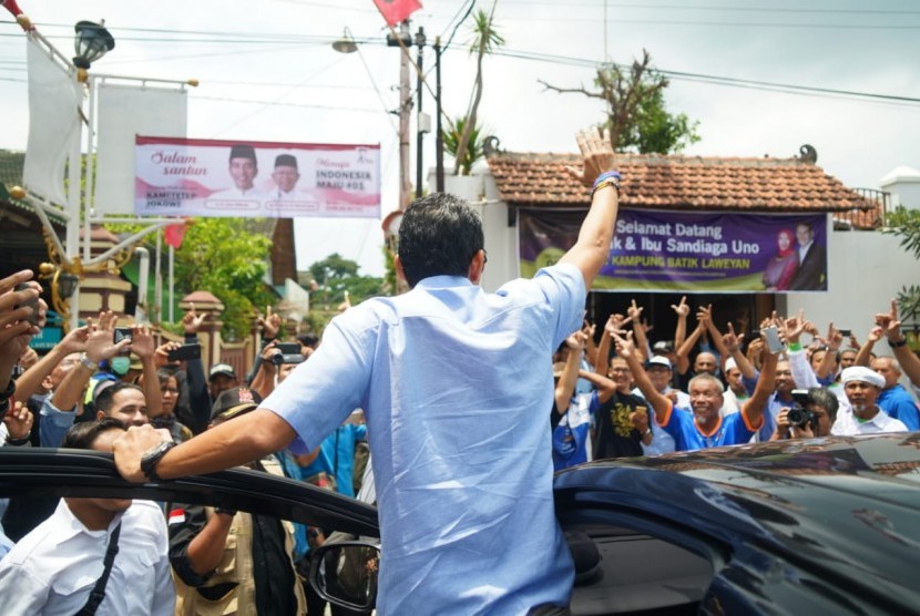 Cawapres Sandiaga Uno kembali berkunjung ke Solo dalam safari politiknya. Kali ini dia menyapa emak-emak di Kampung Batik Laweyan, Solo, Selasa (5/2).