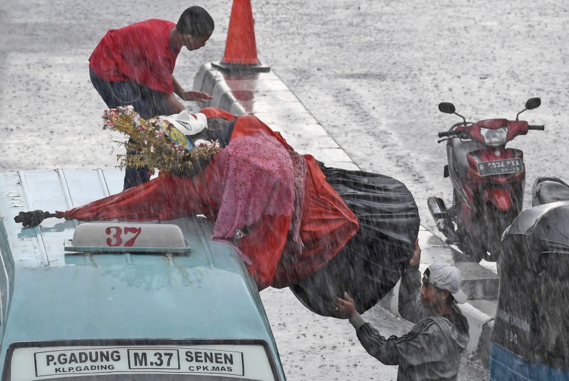 Rano Karno Miris Lihat Ondel-Ondel Mengamen di Jalanan. Pengamen menurunkan ondel-ondel dari angkot saat hujan di Jakarta.