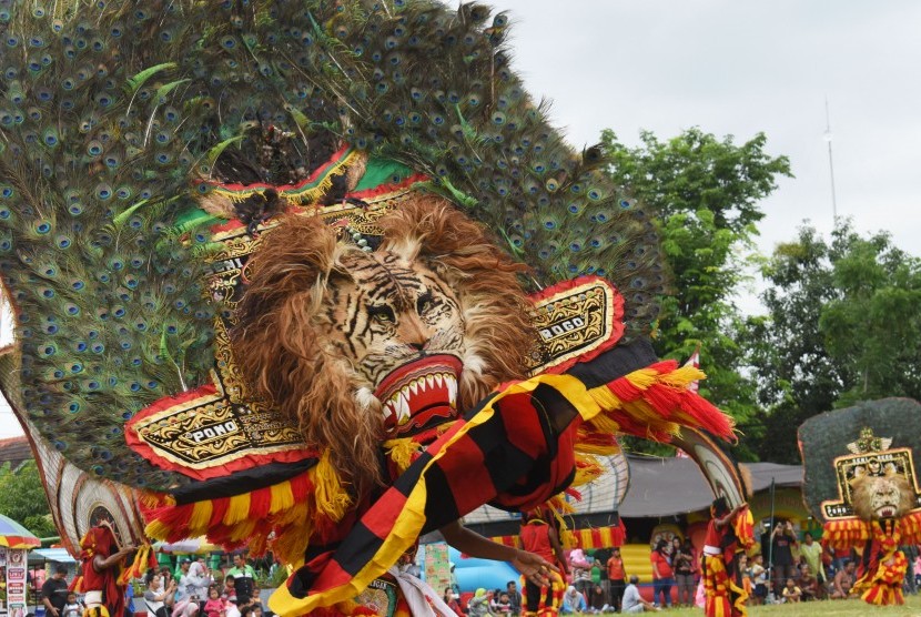 Penari reog menghibur penonton saat Gebyar Budaya Parade Reog Ponorogo (ilustrasi)