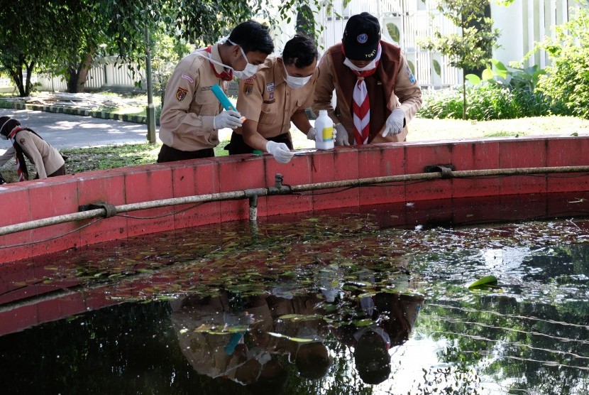 Anggota Pramuka melakukan pemberantasan jentik nyamuk di kawasan kota Temanggung, Jawa Tengah, Rabu (6/2/2019).(Antara/Anis Efizudin)