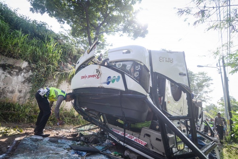 Petugas kepolisian melakukan oleh tempat kejadian perkara kecelakaan bus Kramat Djati di Cikopo, Cicalengka, Kabupaten Bandung, Jawa Barat, Rabu (6/2/2019).