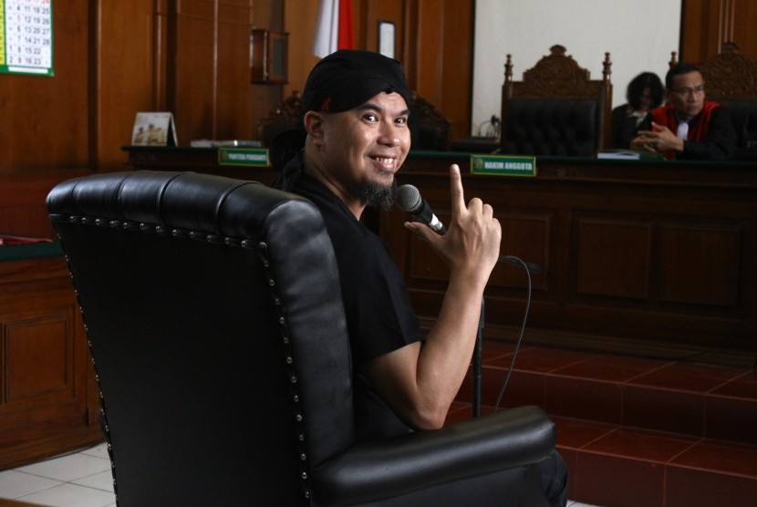 Terdakwa kasus dugaan pencemaran nama baik Ahmad Dhani mengikuti sidang dakwaan di Pengadilan Negeri Surabaya, Jawa Timur, Kamis (7/2/2019). 