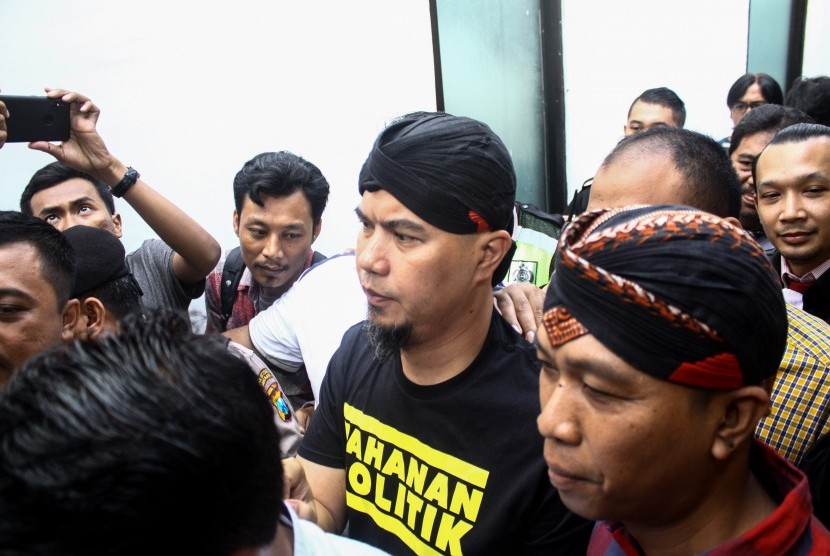 Terdakwa kasus dugaan pencemaran nama baik Ahmad Dhani (tengah) bersiap mengikuti sidang dakwaan di Pengadilan Negeri Surabaya, Jawa Timur, Kamis (7/2/2019). 