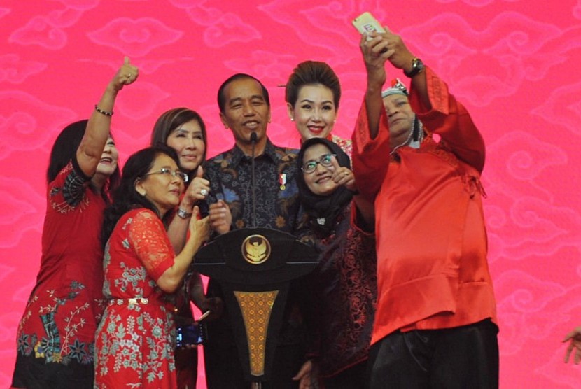 President Joko Widodo (central) takes picture with the attendees of the 2019 National Chinese New Year Celebration at the Jakarta International Expo (JIExpo) Kemayoran, Jakarta, Thursday (Jan 7).