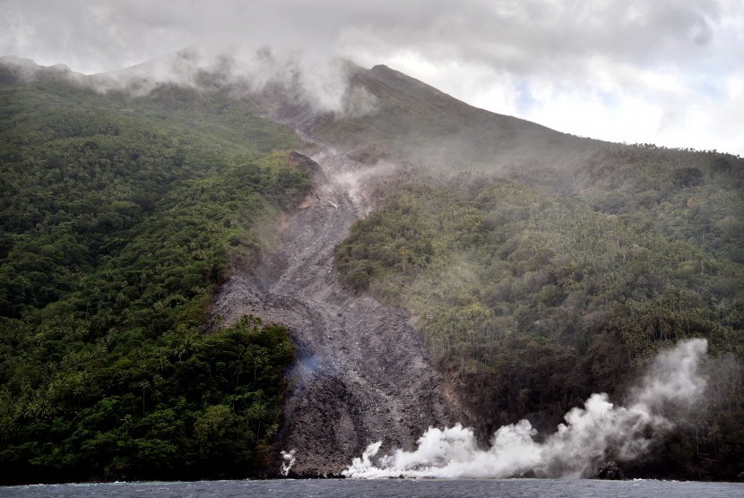 Material vulkanik gunung api Karangetang terpantau dari laut bagian barat Pulau Siau, Kabupaten Kepulauan Sitaro, Sulawesi Utara, Kamis (7/2/2019).