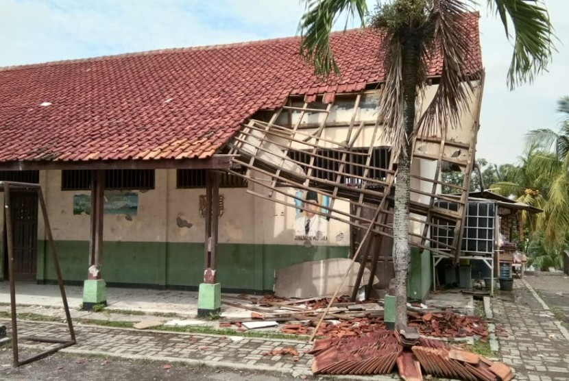 Atap bangunan Sekolah Dasar (SD) 1 Loram Wetan, Kecamatan Jati, Kabupaten Kudus, Jawa Tengah, roboh (Foto: ilustrasi atap sekolah roboh)