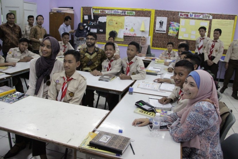 Siswa sekolah SMART Ekselensia Indonesia pada Lembaga Pengembangan Insani, Dompet Dhuafa di Kemang, Kabupaten Bogor, Jawa Barat.