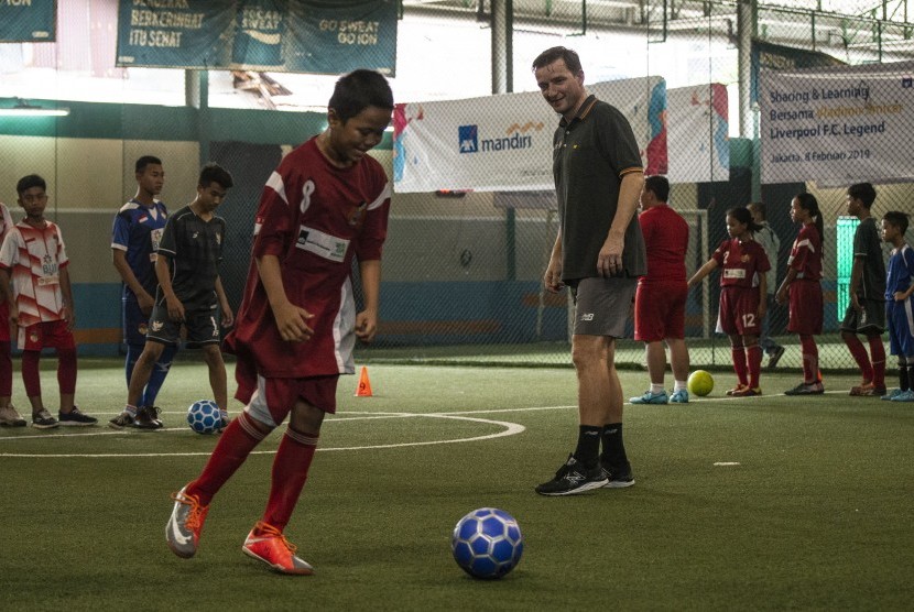 Legenda Liverpool FC Vladimir Smicer (tengah) memimpin sesi latihan bersama SMPIT Taruma Islamic School Football Academy, di Jakarta, Jumat (8/2/2019).