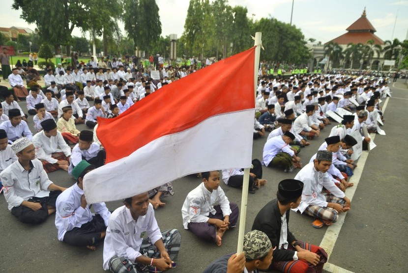 Sejumlah Santri yang tergabung dalam Aliansi Santri Membela Kyai (Asmak) berdoa bersama saat mengikuti aksi bela santri di Kudus, Jawa Tengah, Jumat (8/2). Aksi serupa hari ini juga terjadi di Jember.