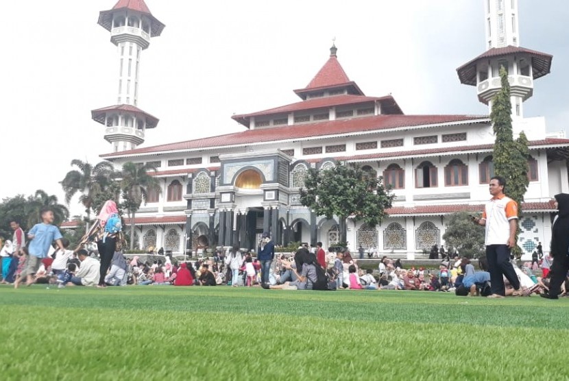 Warga memadati kawasan Alun-Alun Cianjur di Kabupaten Cianjur yang baru diresmikan Presiden Joko Widodo Jumat (8/2) siang