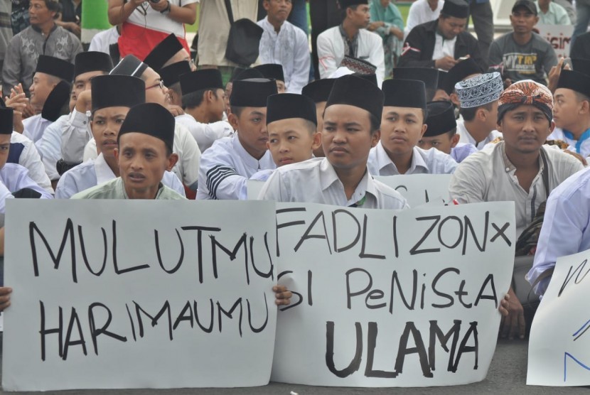 Para santri yang tergabung dalam Aliansi Santri Membela Kiai (Asmak) mengikuti aksi ‘Bela Kiai’ yang digelar di Alun- alun Simpang Tujuh, Kudus, kabupaten Kudus, Jawa Tengah, Jumat (8/2). Mereka mendesak agar Fadli Zon menghentikan sikapnya yang dinilai mencela kiai.