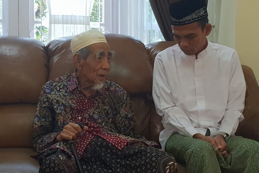 Ustaz Abdul Somad silaturahim kepada Mbah Moen (KH Maimoen Zubair) pada Sabtu (9/2) pagi ini.