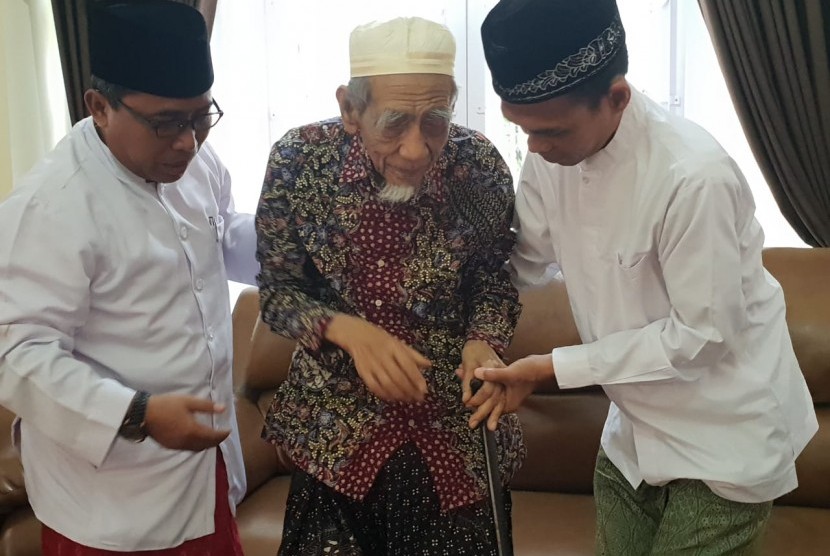 Ustaz Abdul Somad silaturahim kepada Mbah Moen (KH Maimoen Zubair) pada Sabtu (9/2) pagi ini.
