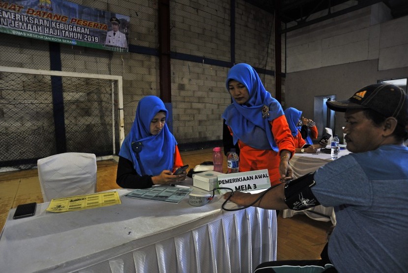 Calon jemaah haji menjalani pemeriksaan kesehatan di Aula Dinkes Serang, di Serang, Banten, Sabtu (9/2/2019). 