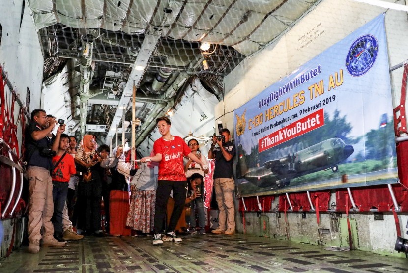 Mantan pebulu tangkis Liliyana Natsir (tengah) bermain bulu tangkis di dalam pesawat Hercules C-130 milik TNI AU saat berada di ketinggian 17,500 kaki di wilayah udara Jakarta, Sabtu (9/2/2019).