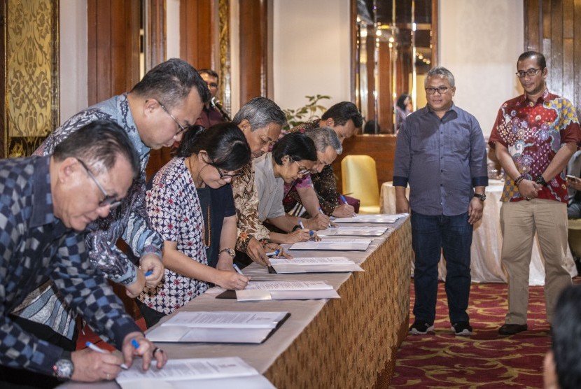 Ketua KPU Arief Budiman (kedua kanan) bersama Komisioner KPU Hasyim Asy`ari (kanan) menyaksikan penandatanganan Pakta Integritas Panelis pada Debat Kedua Calon Presiden (Capres) Pemilu 2019 yang dilakukan oleh ketujuh panelis, di Jakarta, Sabtu (9/2/2019). 