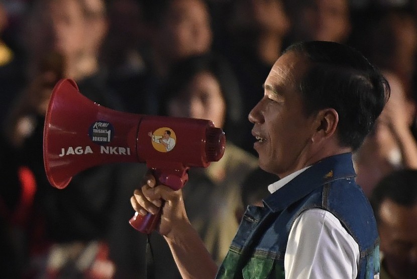 Calon Presiden nomor urut 01 Joko Widodo menyampaikan sambutan saat menghadiri Deklarasi Alumni Trisakti Pendukung Jokowi di Jakarta, Sabtu (9/2/2019). 