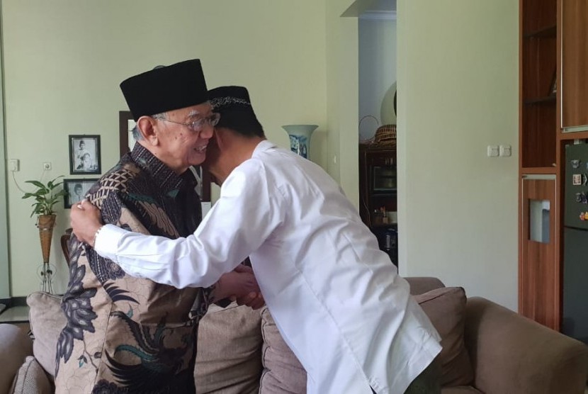 Ustaz Abdul Somad Diterima Hangat di Tebuireng] Ustaz Abdul Somad diterima Gus Solah dan para pengurus Pondok Pesantren Tebuireng di Jombang, Jawa Timur, Sabtu (9/2)