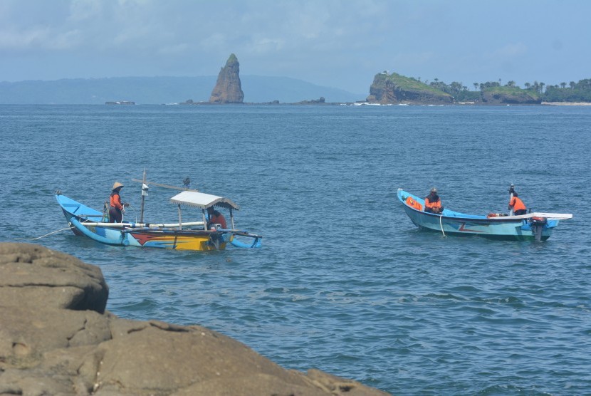 Tim SAR gabungan melakukan pencarian korban terseret ombak dengan menyelam menggunakan alat bantu pernafasan kompresor di Pantai Payangan, Ambulu, Jember, Jawa Timur, Senin (11/2/2019).