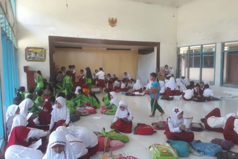 Meski hujan di wilayah Baleendah, Bojongsoang dan Dayeuhkolot, Kabupaten Bandung relatif kecil, Senin (11/2) malam, sekolah dasar (SD) Andir 01 yang berada di Baleendah tetap terendam banjir. 