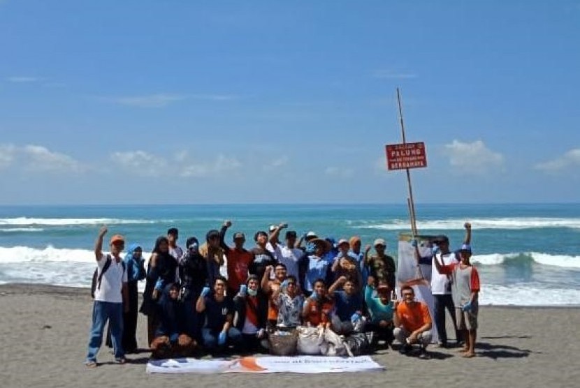 Sejumlah kegiatan bersih-bersih yang digelar Rumah Zakat di Pantai  Cemara Sewu Kabupaten Bantul, Selasa (12/2).
