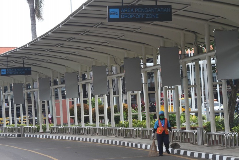 Petugas kebersihan bekerja di area pengantaran penumpang Terminal 1 B Keberangkatan Bandara Soekarno Hatta (Soetta), Tangerang, Banten, Selasa (12/2/2019).