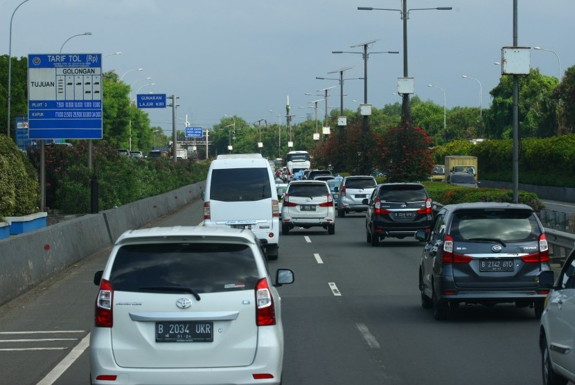 Sejumlah pengendara kendaraan melintas di ruas Tol Sedyatmo, Cengkareng, Jakarta, Selasa (12/2/2019).