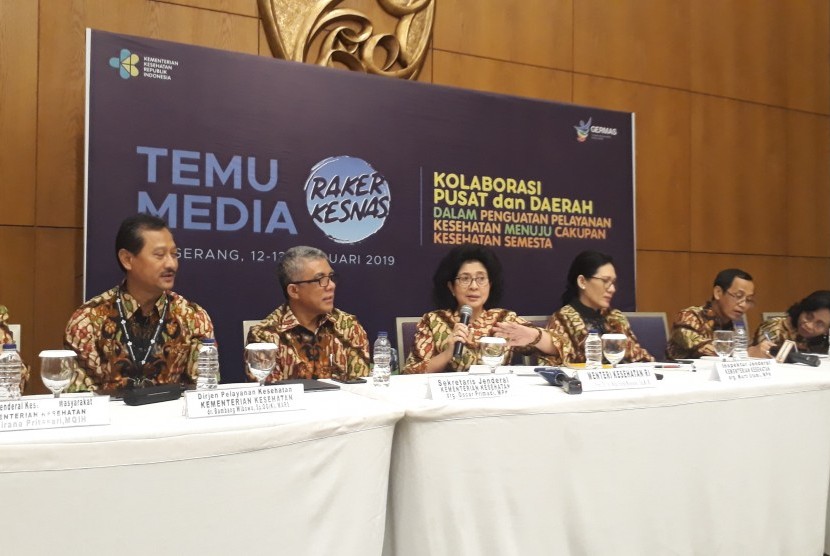 Menteri Kesehatan (Menkes) Nila F Moeloek (memegang mikrofon) memberikan  keterangan di konferensi pers rapat kerja kesehatan nasional (rakerkesnas)  2019, di ICE BSD, Tangerang Selatan, Banten, Selasa (12/2).