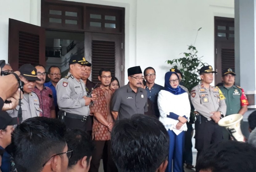 Pimpinan DPRD Kota Malang mengklarifikasi masalah anggaran kendaraan dinas legislatif, di halaman Gedung DPRD Kota Malang, Rabu (13/2).